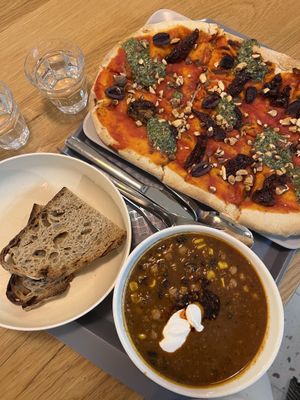 Chili sin carne + pinsa  #Veganuary at Tolstoy in Vienna