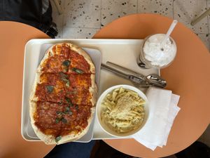 Pinsa, mac and cheese, manner milky shake   at Tolstoy in Vienna