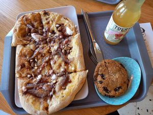 Red wine pear pinsa, cookie and lemonade at Tolstoy in Vienna