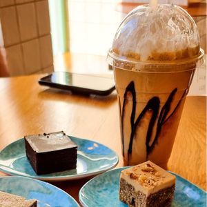 Spekulatius Milk Shake & Cakes at Tolstoy in Vienna