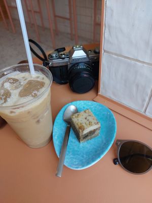 Salty Caramel Iced Latte + Carrot Curcuma Bite at Tolstoy in Vienna