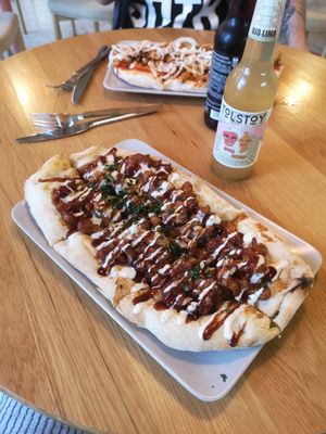 Buffalo cauliflower Pinsa at Tolstoy in Vienna