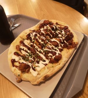 Buffalo cauliflower Pinsa at Tolstoy in Vienna