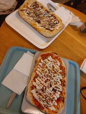 Top: Meatball pinsa, bottom: Kebab pinsa at Tolstoy in Vienna