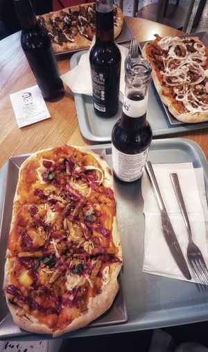 Pinsa with mango and chicken at Tolstoy in Vienna