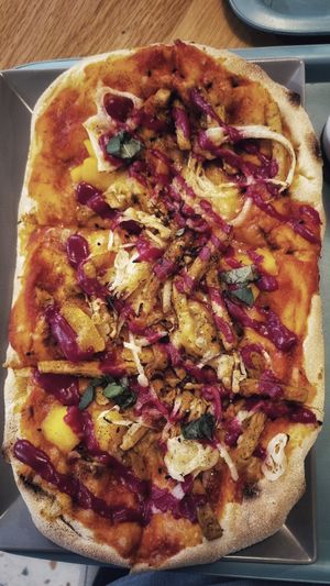 Pinsa with mango and chicken at Tolstoy in Vienna