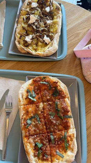 Pinsa mit Trüffelmajo und Kartoffeln und Pinsa "Meat lover"  at Tolstoy in Vienna