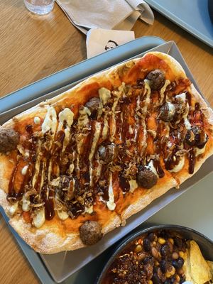 Meatball pizzaa  at Tolstoy in Vienna