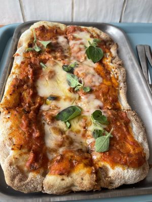 Vegan pinsa (not Pizza)  at Tolstoy in Vienna