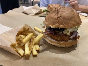 Hamburguesa crispy chicken casera at Veganum in Valencia