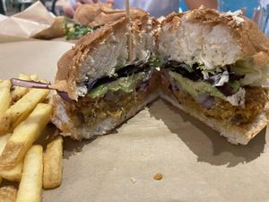 Hamburguesa crispy chicken casera at Veganum in Valencia