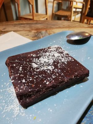 Pastís crudivegà de xocolata i crema de cacauet at Cinnamon in Sitges