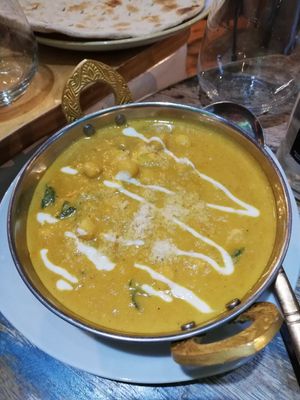 Curry amb cigrons, tofu, espinacs i llet de coco at Cinnamon in Sitges