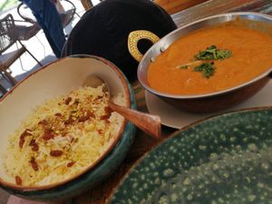 Arroz con azafrán y pasas con albóndigas de carne vegetal y patatas en sala de tomate. at Cinnamon in Sitges