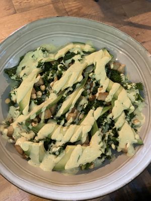 Ensalada césar con kale y aguacate  at Cinnamon in Sitges