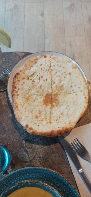 Naan de queso vegano at Cinnamon in Sitges