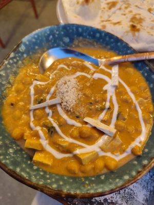 Garbanzos y tofu en salsa de coco y curry. at Cinnamon in Sitges