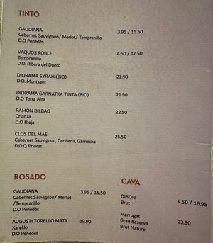 Weinkarte, als vegane Ernährungsberaterin rate ich generell von Alkoholkonsum ab!  at Cinnamon in Sitges