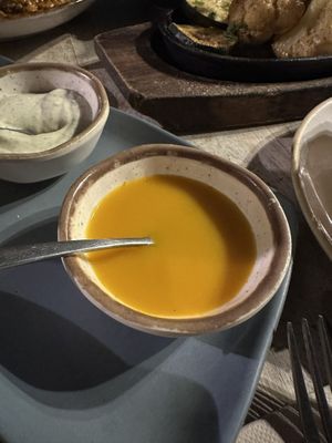 Exzellente Mangosauce, Beilage von Papadam  at Cinnamon in Sitges
