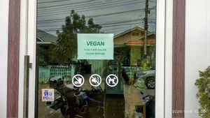 Door and vegan signage at Little Cottage by Ticha Cakes in Pai