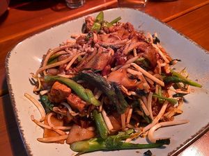 Flat rice noodles with sauteed veggies and tofu w vegan sauce 🍜 at All Reis in Vienna