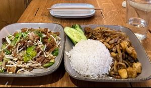 Pad see-ieuw (left) and vegetable stir fry (right)  at All Reis in Vienna