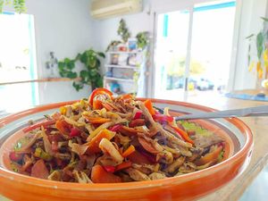 Wok con carne vegetal at Sa Gulita in Ibiza