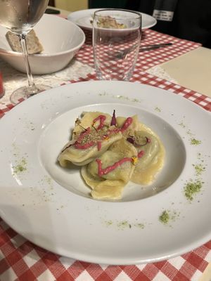 Ravioloni fatti a mano, ripieni di ghirotta di semi di girasole ed erbette, con dressing pepato e fermentato di anacardi, rapa rossa e granola di semi tostati.  at Agriturismo Biologico La Buona Terra in Cervarese Santa Croce