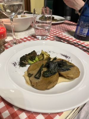 Fettine di seitan rosolato agli aromi freschi, con salsa glassata dolce-acidula, servite su purea di lenticchie rosse e cavolo nero croccante.  at Agriturismo Biologico La Buona Terra in Cervarese Santa Croce