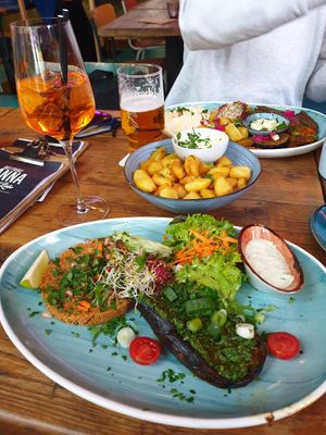 Marinierte Aubergiene mit extra Patatas Bravas mit veganer Aioli at Bei Frau Nanna in Frankfurt