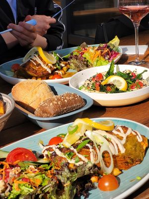 Spitzkohl in Soße eingelegt mit Hummus at Bei Frau Nanna in Frankfurt