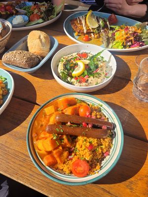 Tagine mit CousCous, Gemüse und vegane Wurst at Bei Frau Nanna in Frankfurt