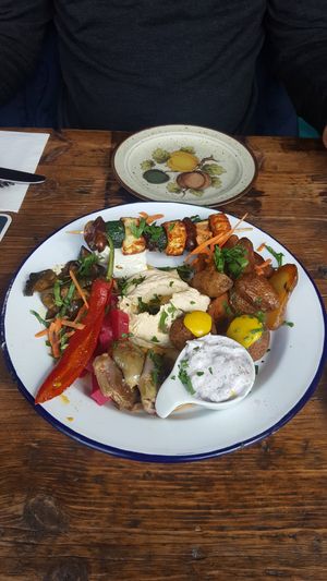 Gemischter, (fast) veganer Teller. Hatte einen Käseesser dabei, der sich geopfert hat 😉 at Bei Frau Nanna in Frankfurt