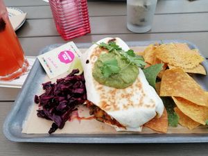 Gemüse Jackfruit Burrito mit Nachos at Enchilada in Darmstadt