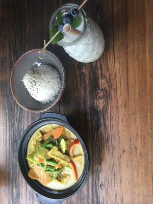 Gemüse und Tofu in Erdnusssauce mit Reis sowie ein Kokonusss-Minz-Shake  at Glory Restaurant in Berlin