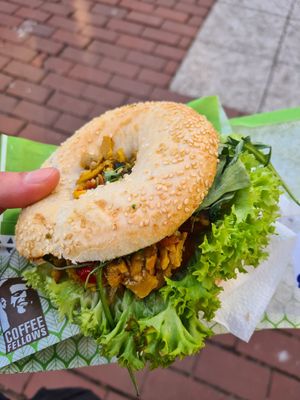 Veganer shawarma bagel at Coffee Fellows in Hamburg
