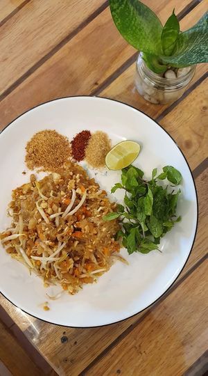 glass noodle pad thai at Veggie Lover Cafe in Vientiane
