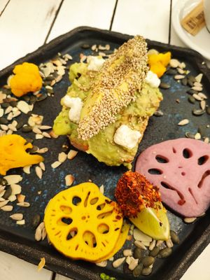 Tostada vegana con scrumble de tofu at Brunch & Cake - Rosselló in Barcelona