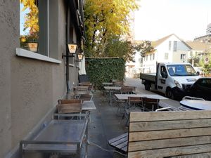 Outdoor seating (in autumn) at Friends Corner in Zurich