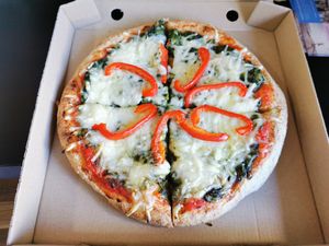 Spinach pizza with vegan cheese at Kinoa in Malaga