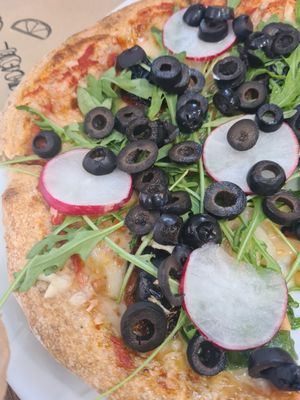 Vegan pizza at Kinoa in Malaga