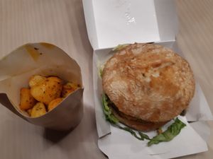 Bean burger with potatoes at Kinoa in Malaga