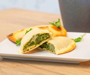 EMPANADA ESPINACA

Argentinian empanada stuffed with spinach and vegan bechamel sauce.

We're specialized in vegan, homemade, healthy food. 
 at Kinoa in Malaga