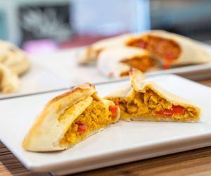 EMPANADA NO POLLO THAI

Argentinian empanada stuffed with pea protein, coconut milk, vegetables and curry.

We're specialized in vegan, homemade, healthy food. 
 at Kinoa in Malaga
