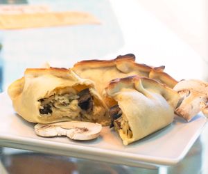
Argentinian empanada stuffed with mushrooms, onion and vegan or vegetarian cheese.

We're specialized in vegan, homemade, healthy food. 
 at Kinoa in Malaga