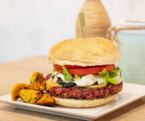 REMONOA

Beet, quinoa, carrot, flax and walnut burger. With vegan or gouda cheese, caramelized onion, tomato and green leaves.

We're specialized in vegan, homemade, healthy fo at Kinoa in Malaga