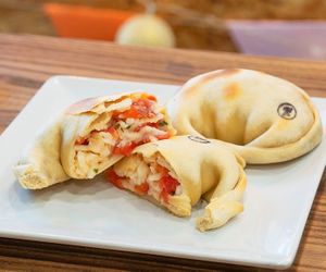 EMPANADA CAPRESSE

Argentinian empanada stuffed with tomato, basil and vegan or vegetarian cheese.

We're specialized in vegan, homemade, healthy food.  at Kinoa in Malaga