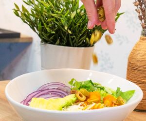 ENSALADA A TU GUSTO

DIY salad. With a wide variety of ingredients and sauces to choose.

We're specialized in vegan, homemade, healthy food.  at Kinoa in Malaga