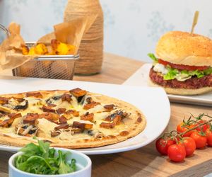 PIZZA TOFULANDIA

Carbonara style: soy cream, onion, mushrooms and homemade tofu bacon.

We're specialized in vegan, homemade, healthy food.  at Kinoa in Malaga