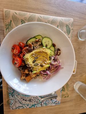 Small poke bowl full of fresh and tasty goodness 🥰 at Kinoa in Malaga